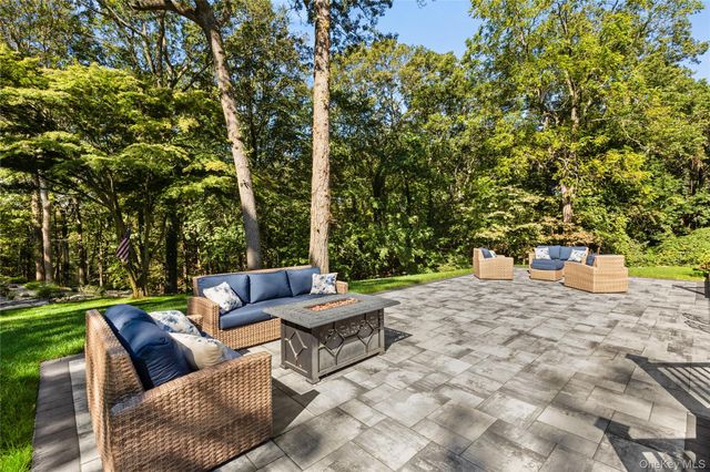 25 Pinoak Lane, Saint James, NY 11780