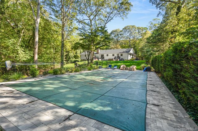 25 Pinoak Lane, Saint James, NY 11780