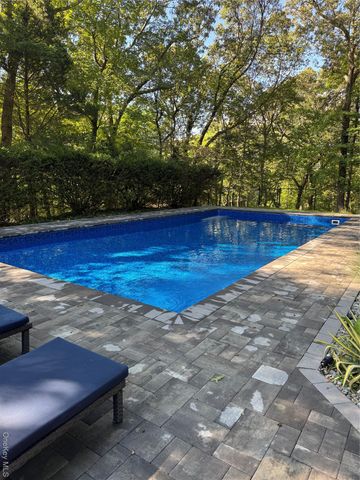 25 Pinoak Lane, Saint James, NY 11780