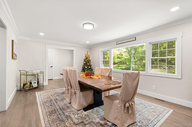 25 Pinoak Lane, Saint James, NY 11780