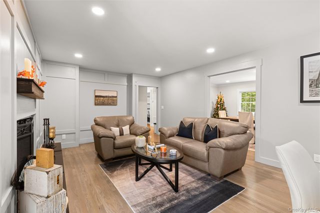 25 Pinoak Lane, Saint James, NY 11780