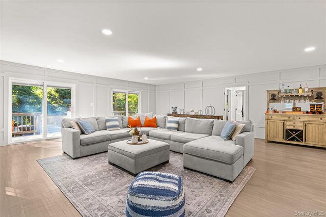 25 Pinoak Lane, Saint James, NY 11780