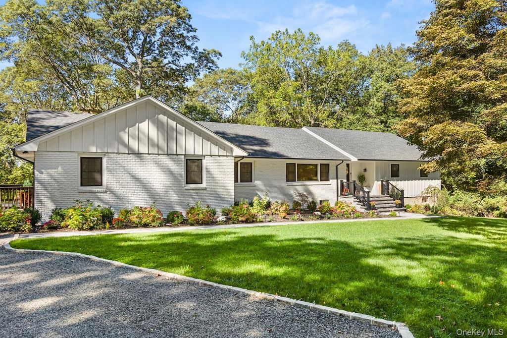 25 Pinoak Lane, Saint James, NY 11780