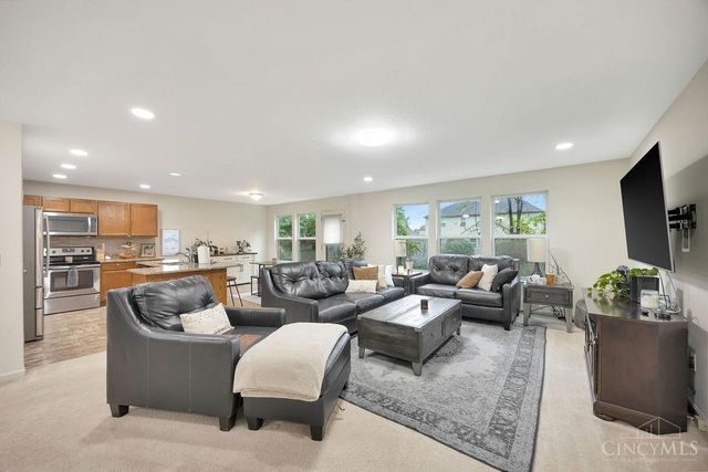 723 Grande Oaks Dr, Hamilton Twp, OH 45152