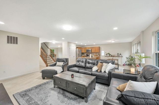 723 Grande Oaks Dr, Hamilton Twp, OH 45152