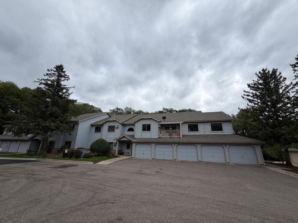 1570 Wheelock Lane 104, Saint Paul, MN 55117