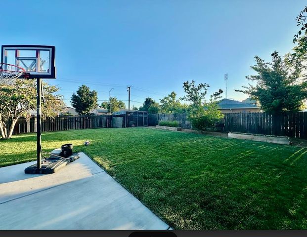 2390 S Laval Avenue, Fresno, CA 93725