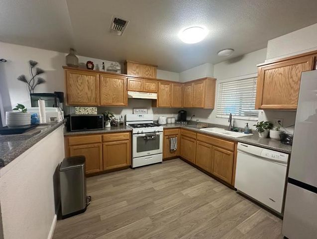2390 S Laval Avenue, Fresno, CA 93725