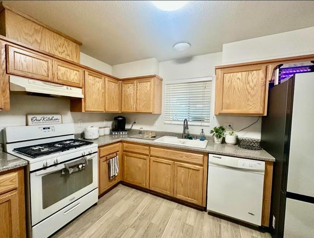 2390 S Laval Avenue, Fresno, CA 93725
