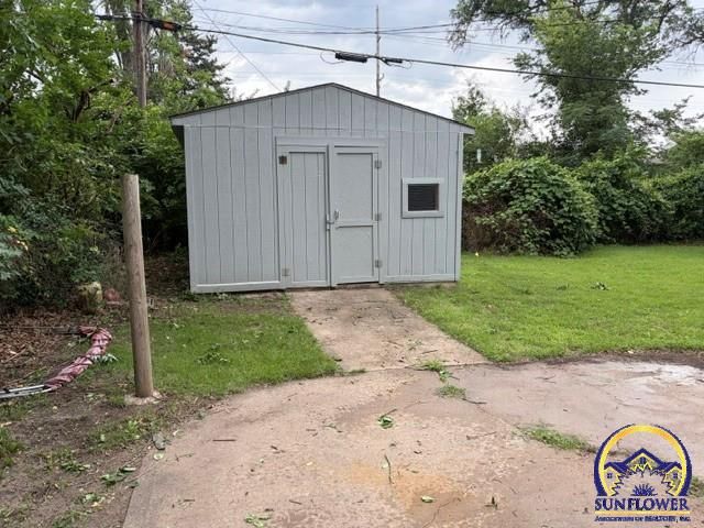 2408 SW Madeline LN, Topeka, KS 66614