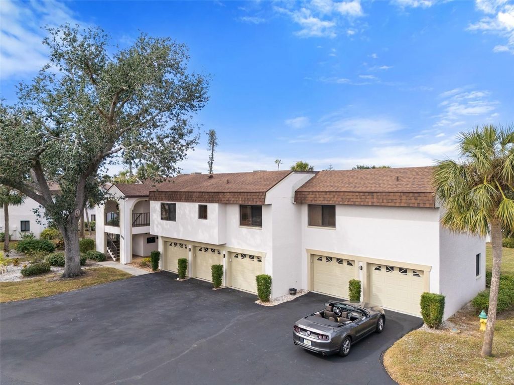 Image 2 of property listing at 808 CAPRI ISLES BOULEVARD 216, Venice, FL 34292