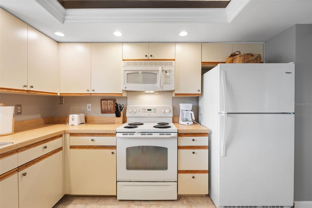 Image 12 of property listing at 808 CAPRI ISLES BOULEVARD 216, Venice, FL 34292