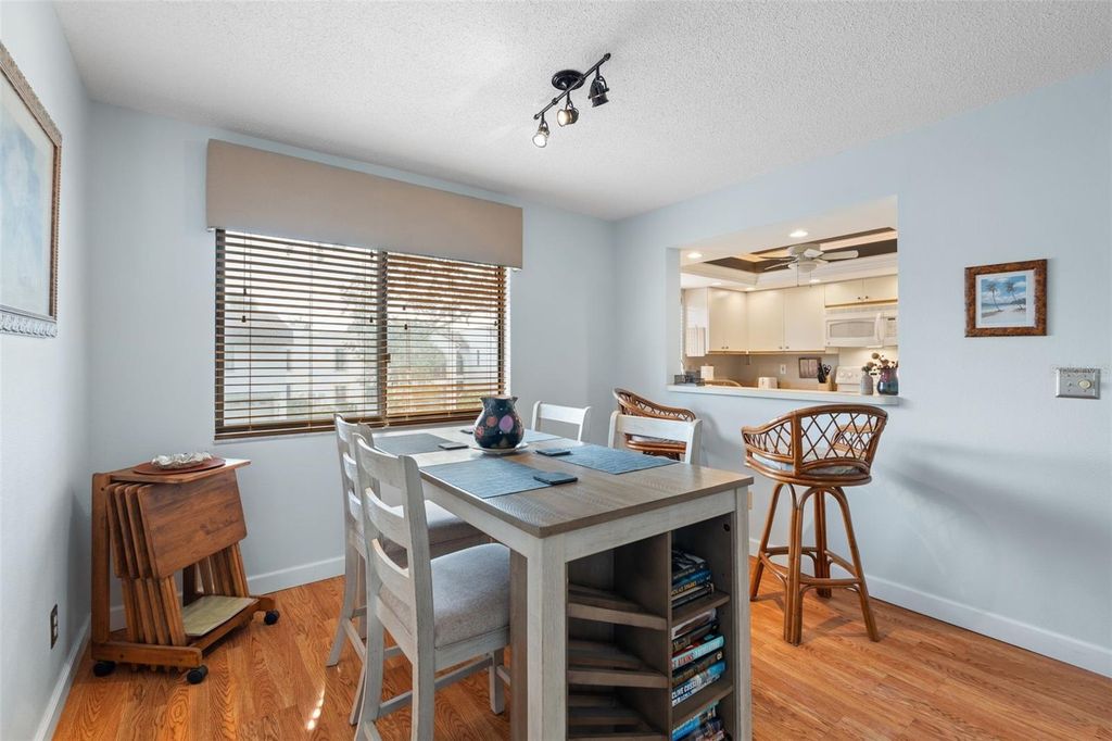 Image 15 of property listing at 808 CAPRI ISLES BOULEVARD 216, Venice, FL 34292