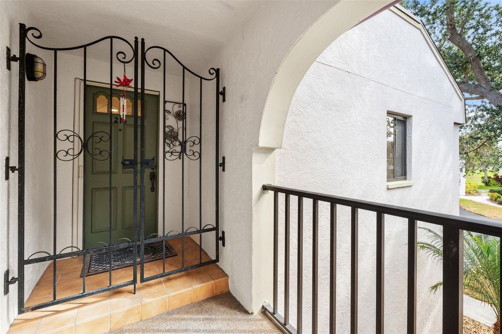 Image 4 of property listing at 808 CAPRI ISLES BOULEVARD 216, Venice, FL 34292