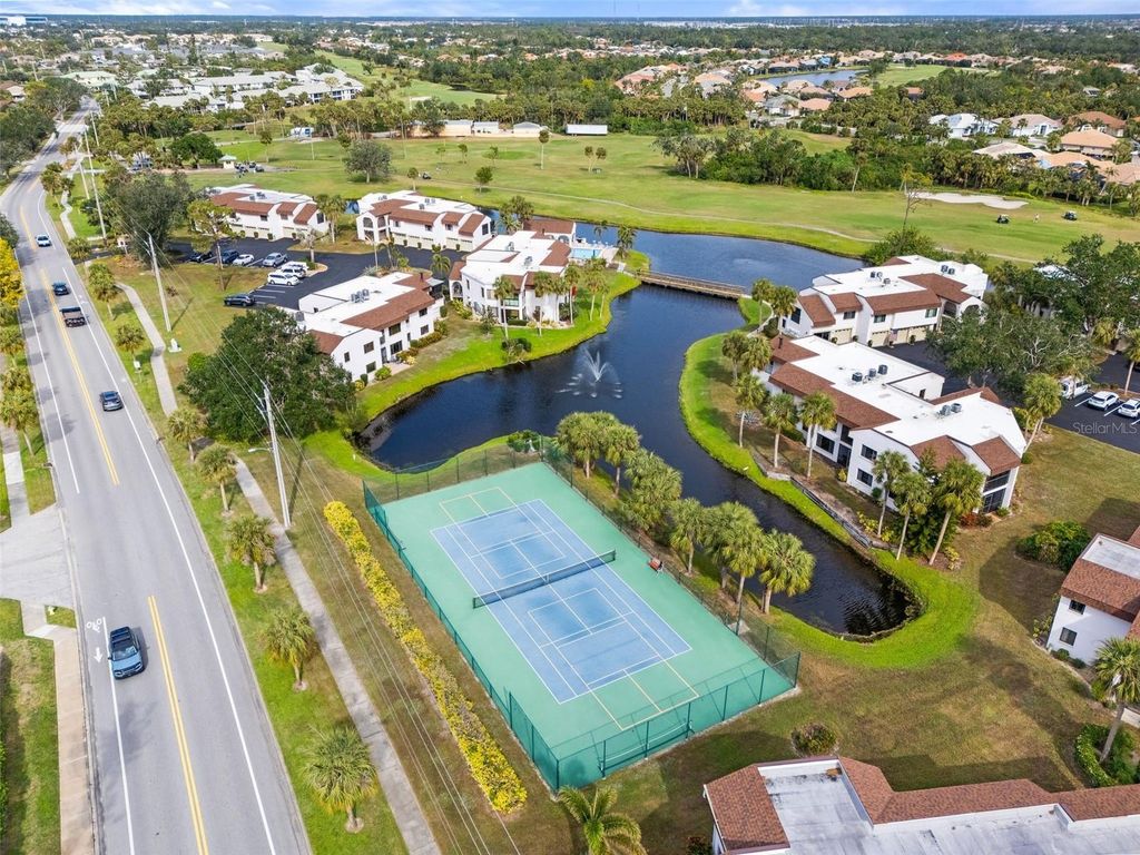 Image 38 of property listing at 808 CAPRI ISLES BOULEVARD 216, Venice, FL 34292