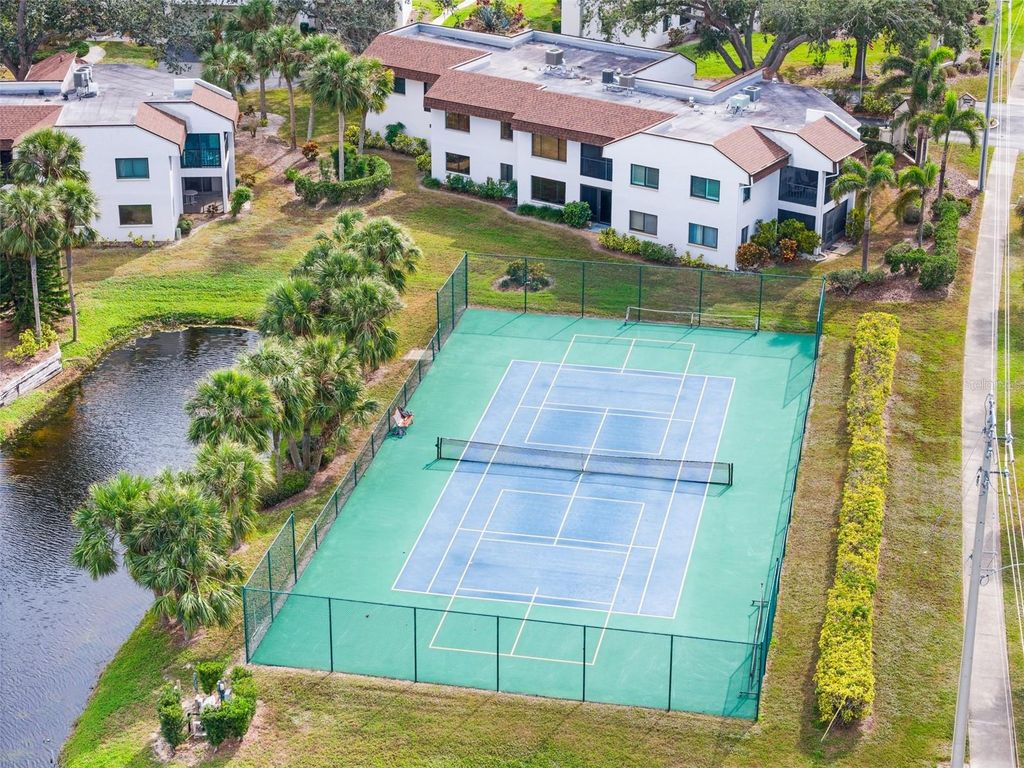 Image 39 of property listing at 808 CAPRI ISLES BOULEVARD 216, Venice, FL 34292