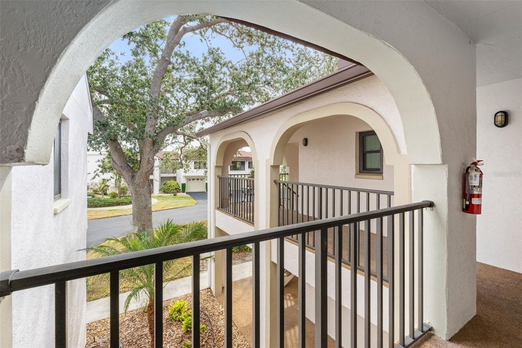 Image 6 of property listing at 808 CAPRI ISLES BOULEVARD 216, Venice, FL 34292