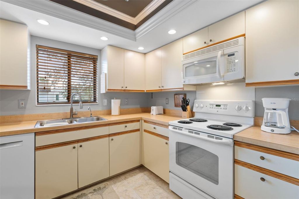 Image 10 of property listing at 808 CAPRI ISLES BOULEVARD 216, Venice, FL 34292