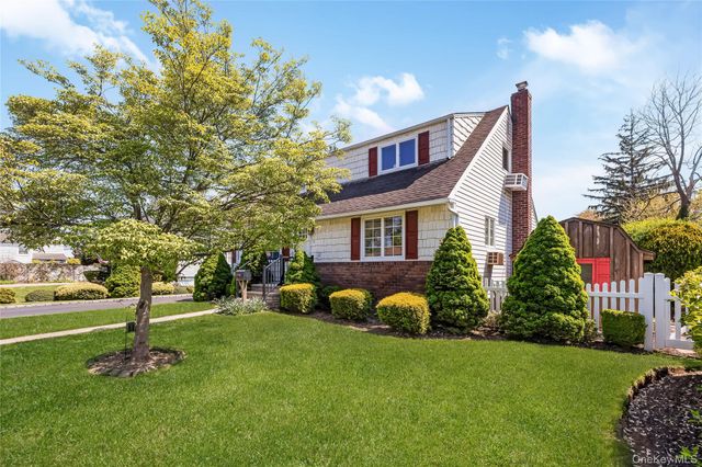 3 6th Avenue, Farmingdale, NY 11735