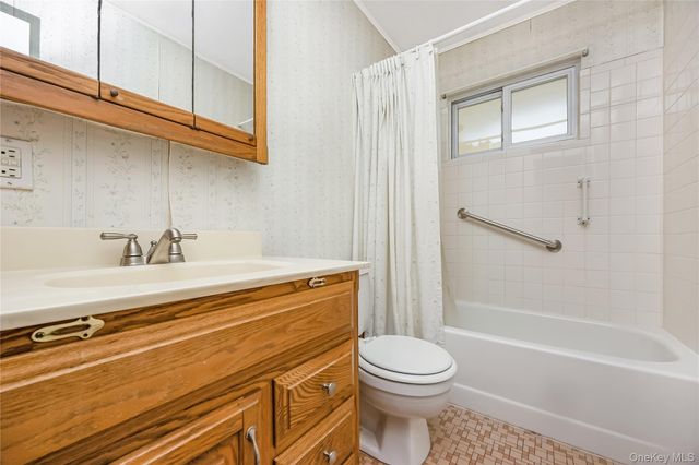 3 6th Avenue, Farmingdale, NY 11735