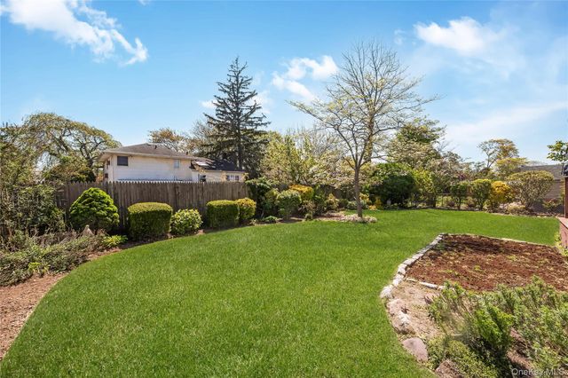 3 6th Avenue, Farmingdale, NY 11735