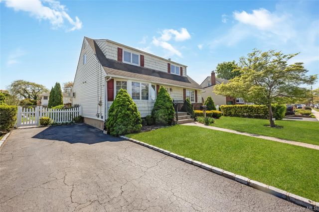 3 6th Avenue, Farmingdale, NY 11735