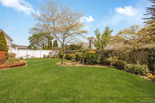 3 6th Avenue, Farmingdale, NY 11735