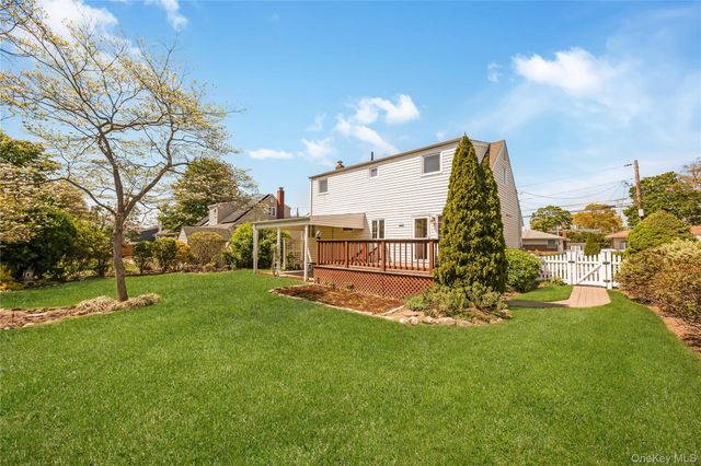3 6th Avenue, Farmingdale, NY 11735