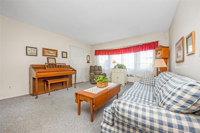3 6th Avenue, Farmingdale, NY 11735
