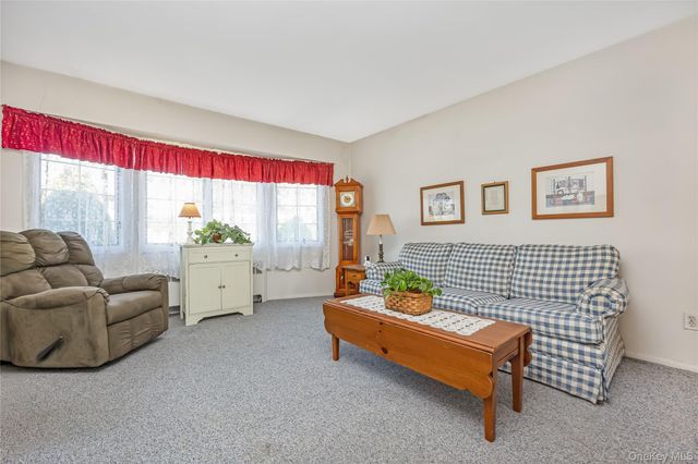 3 6th Avenue, Farmingdale, NY 11735