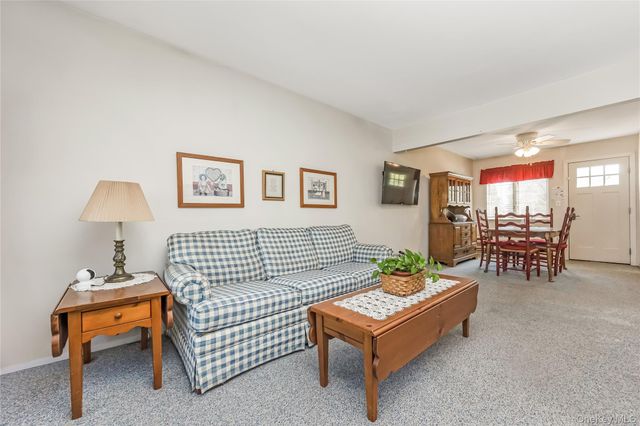 3 6th Avenue, Farmingdale, NY 11735