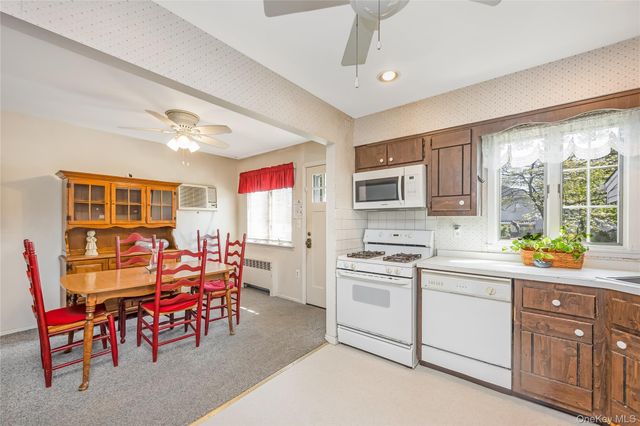 3 6th Avenue, Farmingdale, NY 11735