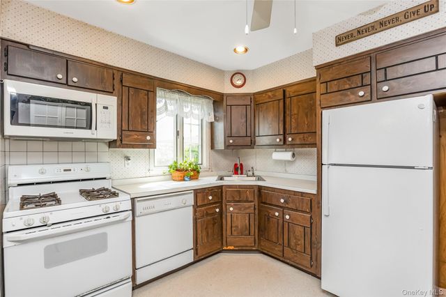 3 6th Avenue, Farmingdale, NY 11735