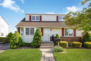 3 6th Avenue, Farmingdale, NY 11735
