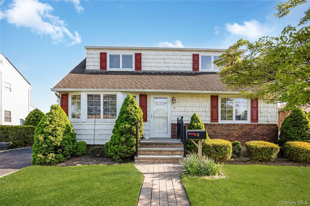 3 6th Avenue, Farmingdale, NY 11735