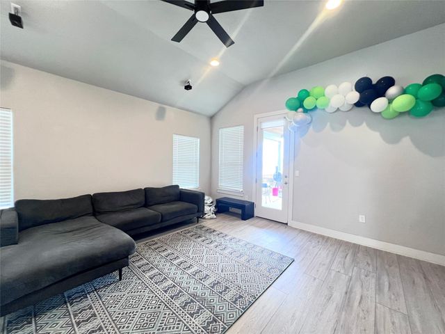9616 GRAPEVINE LEAF DR, Manor, TX 78653