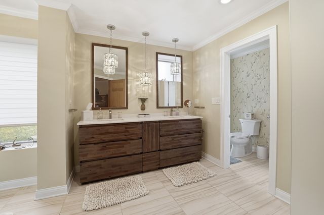 15 Manchester Lane, Elmhurst, IL 60126