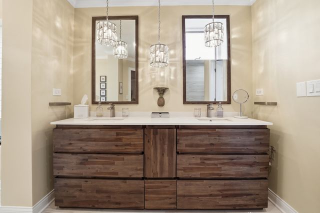 15 Manchester Lane, Elmhurst, IL 60126