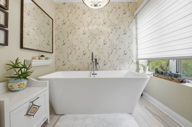 15 Manchester Lane, Elmhurst, IL 60126