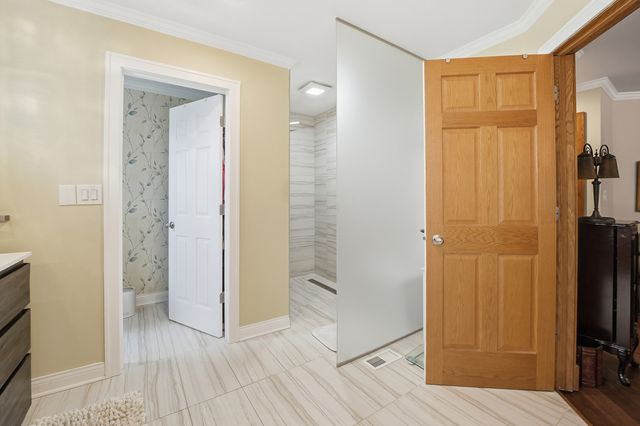 15 Manchester Lane, Elmhurst, IL 60126