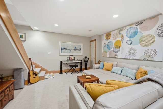 15 Manchester Lane, Elmhurst, IL 60126