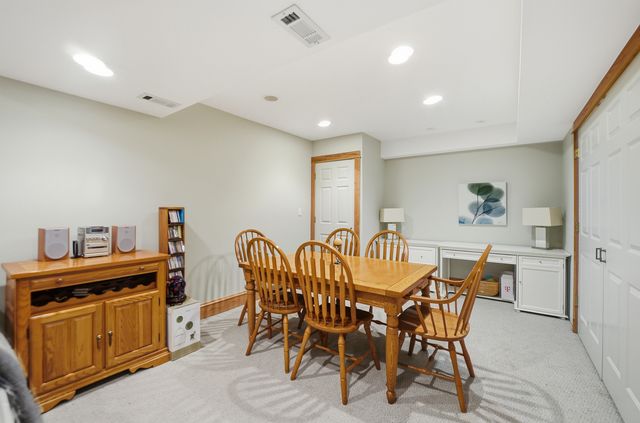 15 Manchester Lane, Elmhurst, IL 60126