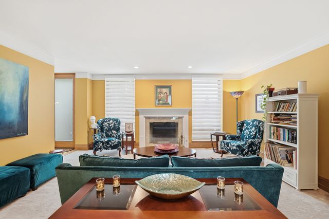 15 Manchester Lane, Elmhurst, IL 60126