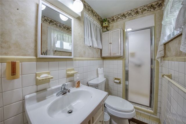 215 Amherst Rd, Shaler, PA 15116