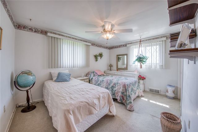215 Amherst Rd, Shaler, PA 15116