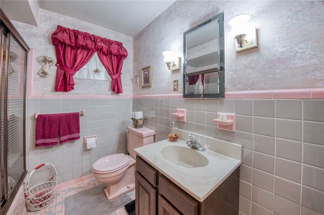 215 Amherst Rd, Shaler, PA 15116