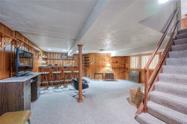 215 Amherst Rd, Shaler, PA 15116
