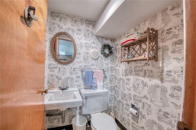 215 Amherst Rd, Shaler, PA 15116