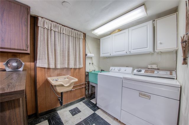 215 Amherst Rd, Shaler, PA 15116