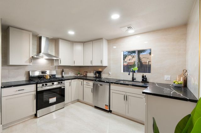 332 Hinkley Ave, Oakdale, CA 95361